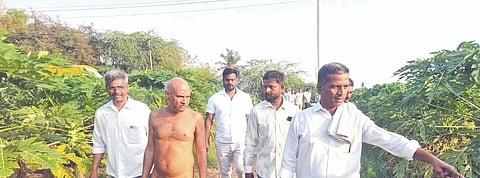 ಆಲಗೂರಿನ ಪಂಚ ಕಲ್ಯಾಣ ಮಹಾಮಹೋತ್ಸವಕ್ಕೆ ತೆರಳುವ ವೇಳೆ, ಜೈನ ಮುನಿ ಆಚಾರ್ಯ 108 ಗುಣಧರ ನಂದಿ ಮಹಾರಾಜರು ಹಳಿಂಗಳಿ ಗ್ರಾಮದ ಡಾ. ಧನಪಾಲ ಯಲಟ್ಟಿ ಅವರ ತೋಟದಲ್ಲಿ ಬಾಳೆ ಮತ್ತು ಪಪ್ಪಾಯಿ ಬೆಳೆಗಳನ್ನು ವೀಕ್ಷಿಸಿದರು. ಪರಪ್ಪ ಹಿಪ್ಪರಗಿ, ಅರಿಹಂತ ಹುಲಕುಂದ, ರಾಜು ನಂದೆಪ್ಪನವರ, ರಾಯಪ್ಪ ತಿಮ್ಮಣ್ಣವರ, ಮಾಧುಗೌಡ ಪಾಟೀಲ ಇತರರಿದ್ದರು.