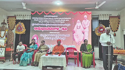 ರಬಕವಿ ಗುರುದೇವ ಬ್ರಹ್ಮಾನಂದ ಆಶ್ರಮದಲ್ಲಿ ಗುರುದೇವ ಸಿದ್ಧೇಶ್ವರ ಶ್ರೀಗಳ 20ನೇ ಪುಣ್ಯಾರಾಧನ ಮಹೋತ್ಸವ ಹಾಗೂ ಅನುಭಾವದಂಗಳ-164 ಸಮಾರಂಭದಲ್ಲಿ ಸಾಹಿತಿ, ಬರಹಗಾರ ಎಸ್. ಎಂ. ದಾಶ್ಯಾಳ ಮಾತನಾಡಿದರು. ಗುರುಸಿದ್ಧೇಶ್ವರ ಶ್ರೀಗಳು, ಶಾರದಾ ಮುಳ್ಳೂರ, ಸುಪ್ರೀಯಾ ನಿಪ್ಪಾಣಿ, ಮಹಾದೇವ ಕವಿಶೆಟ್ಟಿ, ಬಿ.ಆರ್. ಪೊಲೀಸ್‌ಪಾಟೀಲ ಇತರರಿದ್ದರು.