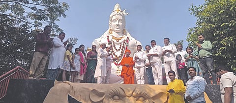  ರಬಕವಿ ಹಿಂದೂ ರುದ್ರಭೂಮಿಯಲ್ಲಿನ ಬೃಹತ್ ಶಿವನ ಮೂರ್ತಿಗೆ ಗುರುದೇವ ಬ್ರಹ್ಮಾನಂದ ಆಶ್ರಮದ  ಗುರುಸಿದ್ಧೇಶ್ವರ ಶ್ರೀಗಳು ಪೂಜೆ ಸಲ್ಲಿಸಿದರು. ಸಿದ್ದು ಕೊಣ್ಣೂರ, ಈಶ್ವರ ನಾಗರಾಳ, ಪ್ರಭು ಉಮದಿ, ಕವಿತಾ ಕೊಣ್ಣೂರ ಇದ್ದರು.