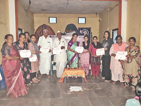  ರಬಕವಿ/ಬನಹಟ್ಟಿ ತಾಲೂಕಿನ ನಾವಲಗಿ ಗ್ರಾಮದಲ್ಲಿ ಚಿಲ್ಡ್ರನ್ ಆ್ ಇಂಡಿಯಾ ೌಂಡೇಶನ್ ಹಾಗೂ ಗ್ರಾಪಂನವರ ಸಂಯುಕ್ತ ಆಶ್ರಯದಲ್ಲಿ ಕಿಶೋರಿಯರಿಗಾಗಿ ಹಮ್ಮಿಕೊಂಡಿದ್ದ ಫ್ಯಾಷನ್ ಡಿಸೈನಿಂಗ್ ಹಾಗೂ ವೃತ್ತಿಪರ ತರಬೇತಿಯ ಸಮಾರೋಪ ಸಮಾರಂಭದಲ್ಲಿ ಕಿಶೋರಿಯರಿಗೆ ಪ್ರಮಾಣ ಪತ್ರ ನೀಡಿ ಗೌರವಿಸಲಾಯಿತು. ಗ್ರಾಪಂ ಮಾಜಿ ಅಧ್ಯಕ್ಷೆ ರೇಖಾ ಕಾಂತಿ, ದಾನಪ್ಪ ಆಸಂಗಿ ಇತರರಿದ್ದರು.
