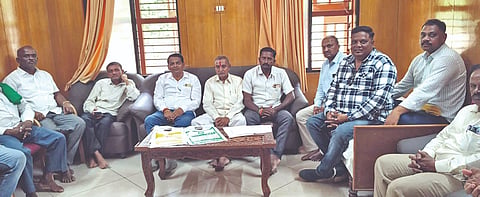 ರಬಕವಿ ಪ್ರವಾಸ ಮಂದಿರದಲ್ಲಿ ಸಮಸ್ತ ರಬಕವಿ ನಾಗರಿಕರು ಹಮ್ಮಿಕೊಂಡಿದ್ದ ಸಭೆಯಲ್ಲಿ ರಬಕವಿ- ಬನಹಟ್ಟಿ ತಾಲೂಕು ಪ್ರಜಾಸೌಧ ಕಟ್ಟಡವನ್ನು ಕಂದಾಯ ಇಲಾಖೆ ಅಧಿಕಾರಿಗಳು ಗುರುತಿಸಿದ ಜಾಗೆಯಲ್ಲಿ ನಿರ್ಮಿಸಲು ಸಂಜಯ ಜೋತಾವರ ಆಗ್ರಹಿಸಿದರು. ರಾಮಣ್ಣ ಹುಲಕುಂದ, ಸಂಗಪ್ಪ ಮಡಿವಾಲ, ಹೊನ್ನಪ್ಪ ಬಿರಡಿ ಇತರರಿದ್ದರು.
