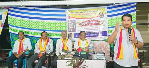 ರಬಕವಿ ವಿದ್ಯಾನಗರದ ಉದ್ಯಮಿ ಮಲ್ಲೇಶಪ್ಪ ಕುಚನೂರ ಅವರ ನಿವಾಸದಲ್ಲಿ ಹಮ್ಮಿಕೊಂಡಿದ್ದ ಪುಸ್ತಕಾವಲೋಕನ-57 ಕಾರ್ಯಕ್ರಮದಲ್ಲಿ ಕೃತಿಕಾರ ಸಿದ್ಧರಾಜ ಪೂಜಾರಿ ಮಾತನಾಡಿದರು. ಮ.ಕೃ. ಮೇಗಾಡಿ, ಜಯವಂತ ಕಾಡದೇವರ, ಮಹಾದೇವ ಕವಿಶೆಟ್ಟಿ, ಬಸವರಾಜ ದಲಾಲ, ಬಸಪ್ಪ ತೇರಣಿ ಇತರರಿದ್ದರು.