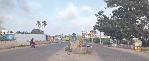  ಜಮಖಂಡಿ-ಕುಡಚಿ ರಾಜ್ಯ ಹೆದ್ದಾರಿಯ ರಬಕವಿ ಬನಹಟ್ಟಿ ಹೊಸೂರ ಕ್ರಾಸ್ ಮಧ್ಯ ಭಾಗದಲ್ಲಿ ನಿರ್ಮಿಸಲಾಗಿರುವ ಡಿವೈಡರ್.