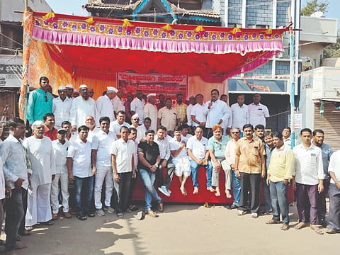 ಮಹಿಷವಾಡಗಿ ಸೇತುವೆ ಕಾಮಗಾರಿಯನ್ನು ಆರಂಭಿಸುವಂತೆ ರಬಕವಿ ಶಂಕರಲಿಂಗ ದೇವಸ್ಥಾನದ ಎದುರಿನ ಆವರಣದಲ್ಲಿ ಡಾ. ರವಿ ಜಮಖಂಡಿ ನೇತೃತ್ವದಲ್ಲಿ ಮಂಗಳವಾರದಿಂದ ಹೋರಾಟ ಆರಂಭಗೊಂಡಿತು. ಮಹಾದೇವ ಧೂಪದಾಳ, ಸತೀಶ ಹಜಾರೆ, ಬ್ರಿಜ್‌ಮೋಹನ್ ಡಾಗಾ, ಪ್ರಭು ಪೂಜಾರಿ, ಧರೆಪ್ಪ ಉಳ್ಳಾಗಡ್ಡಿ ಇದ್ದರು.