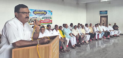  ರಬಕವಿ ಶಿವದಾಸಿಮಯ್ಯ ಸಮುದಾಯ ಭವನದಲ್ಲಿ ಹಮ್ಮಿಕೊಂಡಿದ್ದ ಪ್ರಜಾಸೌಧ ಶಂಕುಸ್ಥಾಪನೆ ಪೂರ್ವಭಾವಿ ಸಭೆಯಲ್ಲಿ ನೀಲಕಂಠ ಮುತ್ತೂರ ಮಾತನಾಡಿದರು. ಮಲ್ಲೇಶ ಕುಚನೂರ, ಸಂಜಯ ಜೋತಾವರ, ಸತ್ಯಪ್ಪ ಮಗದುಮ್, ಮಹಾದೇವ ದುಪದಾಳ, ಧರೆಪ್ಪ ಉಳ್ಳಾಗಡ್ಡಿ ಇತರರಿದ್ದರು.