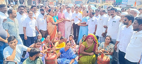 ಬನಹಟ್ಟಿಯಲ್ಲಿ ಅಡುಗೆ ಅನಿಲ ಬೆಲೆ ಏರಿಕೆ ವಿರೋಧಿಸಿ ಕಾಂಗ್ರೆಸ್ ಕಾರ್ಯಕರ್ತರು ರಸ್ತೆ ತಡೆ ನಡೆಸಿ ತಹಸೀಲ್ದಾರ್ ಗಿರೀಶ ಸ್ವಾದಿ ಅವರಿಗೆ ಮನವಿ ಸಲ್ಲಿಸಿದರು. ಕಾಂಗ್ರೆಸ್ ಮುಖಂಡರಾದ ಮಲ್ಲಪ್ಪ ಸಿಂಗಾಡಿ, ಲಕ್ಷ್ಮಣ ದೇಸಾರಟ್ಟಿ, ದಾನಪ್ಪ ಹುಲಜತ್ತಿ, ರಾಜು ಭದ್ರನ್ನವರ, ಸಂಜು ಜೋತಾವರ, ಯಾಸಿನ್ ಡಾಲಾಯತ್, ಶೇಖರ ಹಕ್ಕಲದಡ್ಡಿ, ಸಂಗಮೇಶ ಮಡಿವಾಳ, ದೇವಲ ದೇಸಾಯಿ ಇತರರಿದ್ದರು.