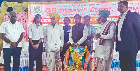  ಬನಹಟ್ಟಿಯ ಭದ್ರನ್ನವರ ಕಲ್ಯಾಣ ಮಂಟಪದಲ್ಲಿ ನಡೆದ ಸನ್ಮಾನ ಕಾರ್ಯಕ್ರಮದಲ್ಲಿ ಅಗ್ನಿವೀರರಾಗಿ ಆಯ್ಕೆಯಾದ ಅಭ್ಯರ್ಥಿಗಳನ್ನು ಬಸಯ್ಯ ಮಹಾಸ್ವಾಮೀಜಿ ಸನ್ಮಾನಿಸಿದರು. ಎಸ್.ಬಿ. ಚಳಗೇರಿ, ನಾಮದೇವ ಉಪ್ಪಾರ, ಗೋಪಾಲ ಪೂಜಾರಿ ಸೇರಿ ಗಣ್ಯರು ಉಪಸ್ಥಿತರಿದ್ದರು.