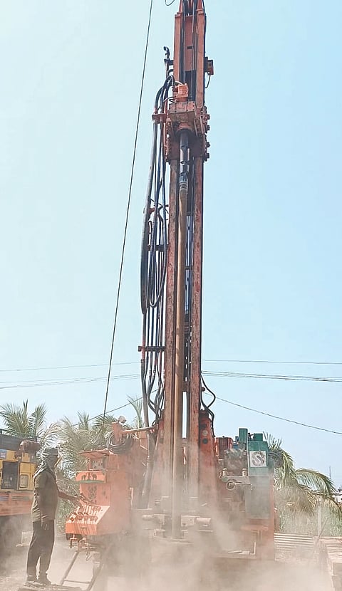 ರಬಕವಿ/ಬನಹಟ್ಟಿಯ ಜಗದಾಳ ಗ್ರಾಮದ ರೈತ ಪಂಡಿತಪ್ಪ ಎಲಿತೋಟ ಅವರ ಜಮೀನಿನಲ್ಲಿ ಬೋರವೆಲ್ ಕೊರೆಯುತ್ತಿರುವ ದಶ್ಯ.