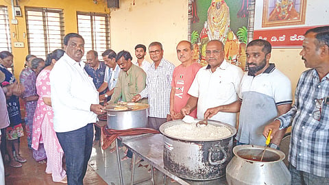 ರಬಕವಿಯ ಶ್ರೀದಾನಮ್ಮ ದೇವಿ ದೇವಸ್ಥಾನದಲ್ಲಿ ಲಿಂ.ಶ್ರೀ.ಡಿ.ಕೆ.ಕೊಟ್ರಶೆಟ್ಟಿ ಫೌಂಡೇಶನ್ ವತಿಯಿಂದ ಆಯೋಜಿಸಿದ್ದ 39ನೇ ಅನ್ನದಾಸೋಹಕ್ಕೆ ಗಣ್ಯರು ಚಾಲನೆ ನೀಡಿದರು. ಡಾ. ಶ್ರೀಕಾಂತ ಕೆಂಧೂಳಿ, ಸುಭಾಷ ಉಮದಿ, ರಾಜು ಉಮದಿ, ರವೀಂದ್ರ ಹೇರಲಗಿ ಇದ್ದರು.