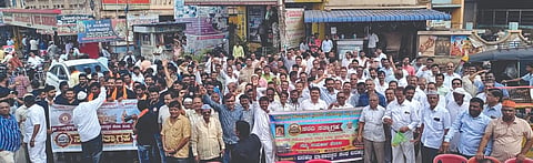 ಬನಹಟ್ಟಿಯಲ್ಲಿ ಪ್ರಜಾಸೌಧಕ್ಕಾಗಿ ನಡೆಯುತ್ತಿರುವ ಸರದಿ ಸತ್ಯಾಗ್ರಹದ 10ನೇ ದಿನವಾದ ಸೋಮವಾರ ವ್ಯಾಪಾರಸ್ಥರ ಸಂಘ ಹಾಗೂ ಅಯ್ಯಪ್ಪಸ್ವಾಮಿ ಸೇವಾ ಸಮಿತಿಯಿಂದ ಮೆರವಣಿಗೆಯೊಂದಿಗೆ ಪ್ರತಿಭಟಸಿದರು. ಭದ್ರಿನಾರಾಯಣ ಭಟ್ಟಡ, ಆದಾಶ ಪಾಲಭಾಂವಿ ಇದ್ದರು.