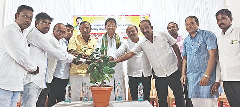 ಬನಹಟ್ಟಿ ನೀಲಕಂಠೇಶ್ವರ ಸಮುದಾಯ ಭವನದಲ್ಲಿ ಜಿಲ್ಲಾ ಸರಕಾರಿ ಪಡಿತರ ವಿತರಕರ ಸಂಘ, ಹಾಗೂ ತಾಲೂಕು ಪಡಿತರ ವಿತರಕರ ಸಂಘ ಹಮ್ಮಿಕೊಂಡಿದ್ದ ಪಡಿತರ ವಿತರಕರ ಸಂಘದ ಸಮಾವೇಶವನ್ನು ಅಧ್ಯಕ್ಷ ಟಿ. ಕೃಷ್ಣಪ್ಪ ಉದ್ಘಾಟಿಸಿದರು. ಶೇಖರ ಅಂಗಡಿ, ಭಾಮ ರಮೇಶ, ಸರ್ದಾರ ಲಮಾಣಿ,  ಆರಿಫ್ ಕೊಣ್ಣೂರ ಇತರರಿದ್ದರು.