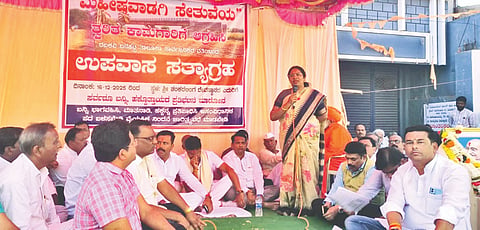  ರಬಕವಿ ಮಹಿಷವಾಡಗಿ ಸೇತುವೆ ಕಾಮಗಾರಿ ವಿಳಂಬ ವಿರೋಧಿಸಿ ರಬಕವಿ ಶಂಕರಲಿಂಗ ದೇವಸ್ಥಾನ ಎದುರು ನಡೆಯುತ್ತಿರುವ ಹೋರಾಟ ಸ್ಥಳಕ್ಕೆ ರಾಜ್ಯ ರಸ್ತೆ ಅಭಿವೃದ್ಧಿ ನಿಗಮದ ಎಂಡಿ ಸುಶೀಲಮ್ಮ ಮಾತನಾಡಿದರು. ಡಾ. ರವಿ ಜಮಖಂಡಿ, ಡಾ. ಪದ್ಮಜೀತ ನಾಡಗೌಡ ಪಾಟೀಲ, ಸತೀಶ ಹಜಾರೆ, ಸಂಜು ತೆಗ್ಗಿ ಇದ್ದರು.