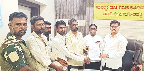 ರಬಕವಿ/ಬನಹಟ್ಟಿ ತಾಲೂಕಿನ ಆಸಂಗಿ ಗ್ರಾಮದಲ್ಲಿರುವ ಲಂಬಾಣಿ ತಾಂಡಾವನ್ನು ಕಂದಾಯ ಗ್ರಾಮವನ್ನಾಗಿ ಘೋಷಿಸುವಂತೆ ತಹಸೀಲ್ದಾರ್ ಗಿರೀಶ ಸ್ವಾದಿ ಅವರಿಗೆ ಮನವಿ ಸಲ್ಲಿಸಿದರು. ಹರ್ಷವರ್ಧನ ಪಟವರ್ಧನ, ಶಂಕರ ರಾಠೋಡ ಇತರರಿದ್ದರು.