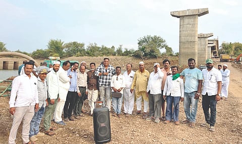 ರಬಕವಿ ಮಹಿಷವಾಡಗಿ ಸೇತುವೆ ಕಾಮಗಾರಿ ಸ್ಥಳದಲ್ಲಿ ಸಂಜು ಜೋತಾವರ ಹಾಗೂ ತಂಡದಿಂದ ಸಂಗೀತ ಗಾಯನದ ಮೂಲಕ ಕಾರ್ಮಿಕರಿಗೆ ಪ್ರೋತ್ಸಾಹ ನೀಡುತ್ತಿರುವುದು. ರಾಮಣ್ಣ ಹುಲಕುಂದ, ಮಹಾದೇವ ದೂಪದಾಳ, ಹೊನ್ನಪ್ಪ ಬಿರಡಿ ಇತರರಿದ್ದರು.