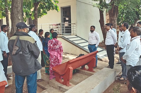 ರಬಕವಿ-ಬನಹಟಿ ತಾಲೂಕಿನ ಜಗದಾಳ ಗ್ರಾಮದ ಸಮಾಜ ಕಲ್ಯಾಣ ಇಲಾಖೆಯ ಡಾ.ಬಿ.ಆರ್.ಅಂಬೇಡ್ಕರ ಮೆಟ್ರಿಕ್ ಪೂರ್ವ ಬಾಲಕರ ವಸತಿ ನಿಲಯಕ್ಕೆ ಜಿ.ಪಂ ಸಿಇಒ ಗಜಾನನ ಬಾಲೆ ಭೇಟಿ ನೀಡಿ, ಪರಿಶೀಲನೆ ನಡೆಸಿದರು. ತಾಪ ಅಧಿಕಾರಿ ಬಸವರಾಜ ಐನಾಪುರ, ಅನೀಲ ಮಾಚಕನೂರ ಇತರರಿದ್ದರು.