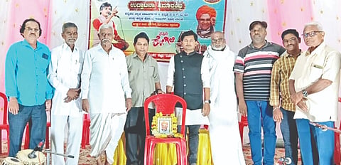  ಬನಹಟ್ಟಿಯ ಈಶ್ವರಲಿಂಗ ಮೈದಾನದಲ್ಲಿ ಆರ್.ಕೆ. ಫೌಂಡೇಷನ್  ಆಯೋಜಿಸಿದ್ದ ಸಂಗೀತ ಸುಧೆ ಕಾರ್ಯಕ್ರಮವನ್ನು ಖ್ಯಾತ ಸಂಗೀತಗಾರ ಸಿದ್ದರಾಜ ಪೂಜಾರಿ ಉದ್ಘಾಟಿಸಿದರು. ಮಲ್ಲಿಕಾರ್ಜುನ ತುಂಗಳ, ಭಾವುರಾಜ ತುಬಚಿ, ಜಿ.ಆರ್. ಕುಲಕರ್ಣಿ, ಶಿವಾನಂದ ಮಹಾರಾಜರು, ಪ್ರಕಾಶ ರಾವಳ ಇತರರಿದ್ದರು.