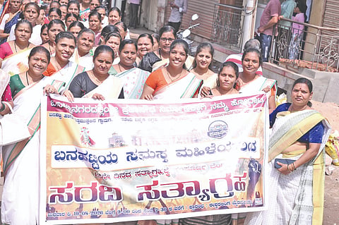 ಬನಹಟ್ಟಿಯಲ್ಲಿ ಪ್ರಜಾಸೌಧ ನಿರ್ಮಾಣಕ್ಕೆ ಆಗ್ರಹಿಸಿ ಕುಡಚಿ-ಜಮಖಂಡಿ ರಾಜ್ಯ ಹೆದ್ದಾರಿಯಲ್ಲಿ ನೂರಾರು ಮಹಿಳೆಯರು ಪ್ರತಿಭಟನೆ ನಡೆಸಿದರು. ನಾಯಕಿ ಶಾಂತಾ ಸೊರಗಾಂವಿ, ಸಮಿತಿ ಅಧ್ಯಕ್ಷ ಶಂಕರ ಸೊರಗಾಂವಿ ಇತರರಿದ್ದರು.