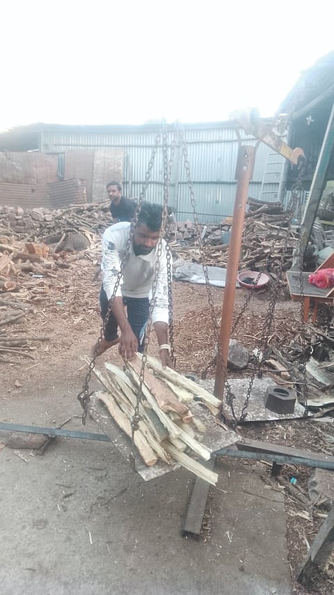 ರಬಕವಿ ಬನಹಟ್ಟಿ ನಗರಸಭೆ ವ್ಯಾಪ್ತಿಯ ರಾಂಪುರ ನಗರದ ಕಟ್ಟಿಗೆ ಅಡ್ಡೆಯಲ್ಲಿ ಕಟ್ಟಿಗೆ ತೂಕ ಮಾಡುತ್ತಿರುವ ಜನರು.