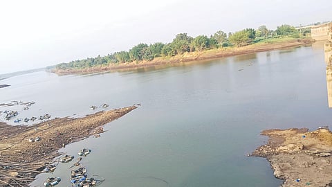 ರಬಕವಿ-ಬನಹಟ್ಟಿ ಸಮೀಪದ ಹಿಪ್ಪರಗಿ ಬ್ಯಾರೇಜ್‌ನಲ್ಲಿನ ನೀರು ಡೆಡ್ ಸ್ಟೋರೇಜ್‌ಗಿಂತ ತೀರ ಪಾತಾಳಕ್ಕೆ ಇಳಿದಿರುವುದು.