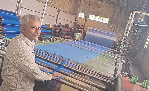 ಬನಹಟ್ಟಿಯ ಸೈಜಿಂಗ್ ಘಟಕದಲ್ಲಿ ಮುಷ್ಕರ ಅಂತ್ಯಗೊಂಡ ಬಳಿಕ ಕಾರ್ಯನಿರ್ವಹಣೆಯಲ್ಲಿ ತೊಡಗಿರುವ ಕಾರ್ಮಿಕರು.
