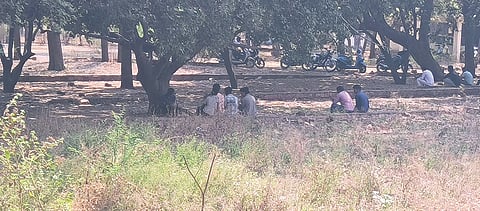 ರಬಕವಿ ನಗರದ ಬಸ್‌ ನಿಲ್ದಾಣ ಪಕ್ಕದ ಜಿಎಲ್‌ಬಿಸಿ ಐಬಿ ಉದ್ಯಾನವನದಲ್ಲಿ ಮೊಬೈಲ್‌ ಗೇಮ್‌ನಲ್ಲಿ ತಲ್ಲೀನರಾಗಿರುವ ವಿದ್ಯಾರ್ಥಿಗಳು.