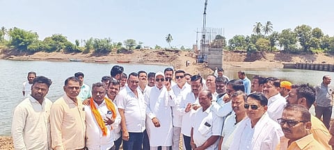 ರಬಕವಿ-ಬನಹಟ್ಟಿ ಸಮೀಪದ ಕಷ್ಣಾ ನದಿ ತೀರದಲ್ಲಿ ಮಹೀಷವಾಡಗಿ ಸೇತುವೆ ಕಾಮಗಾರಿ ಸ್ಥಳಕ್ಕೆ ಗುರುವಾರ ಶಾಸಕ ಸಿದ್ದು ಸವದಿ ಭೇಟಿ ನೀಡಿ, ವೀಕ್ಷಿಸಿದರು. ಮಹದೇವ ದೂಪದಾಳ, ಶ್ರೀಶೈಲ ಬೀಳಗಿ, ರಿಜ್ವಾನ್ ಅಹ್ಮದ್, ವೇಣುಗೋಪಾಲ, ಬಾಬಾಗೌಡ ಪಾಟೀಲ, ಸಂಜಯ ತೆಗ್ಗಿ, ಸುರೇಶ ಅಕ್ಕಿವಾಟ ಇತರರಿದ್ದರು.