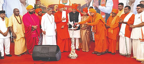  ರಬಕವಿ ಬನಹಟ್ಟಿ ನಗರಸಭೆ ವ್ಯಾಪ್ತಿಯ ರಾಮಪುರದ ದಾನೇಶ್ವರಿ ಸಮುದಾಯ ಭವನದಲ್ಲಿ ನಡೆದ ಜನ್ಮದಿನ ಹಾಗೂ ಸನ್ಮಾನ ಸಮಾರಂಭದಲ್ಲಿ ಶಾಸಕ ಸಿದ್ದು ಸವದಿ ಅವರನ್ನು ಮಠಾಧೀಶರು ಗೌರವಿಸಿದರು. ಬನಹಟ್ಟಿ ಹಿರೇಮಠದ ಶರಣವಬಸ ಶಿವಾಚಾರ್ಯರು, ಚಿಮ್ಮಡ ಪ್ರಭುದೇವರು ಇತರರಿದ್ದರು.