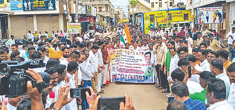 ರಬಕವಿ-ಬನಹಟ್ಟಿ ನಗರದಲ್ಲಿ ಬುಧವಾರ ಕಾಂಗ್ರೆಸ್ ಕಾರ್ಯರ್ತರು ಪ್ರತಿಭಟನೆ ನಡೆಸಿದರು. ರಾಜೇಂದ್ರ ಭದ್ರನ್ನವರ, ಸಮರ್ಥ ಕೊಣ್ಣೂರ, ಡಾ. ರವಿ ಜಮಖಂಡಿ, ನೀಲಕಂಠ ಮುತ್ತೂರ ಇದ್ದರು.