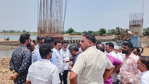 ರಬಕವಿ ಬನಹಟ್ಟಿ ಸಮೀಪದ ಕೃಷ್ಣಾ ನದಿ ತೀರದಲ್ಲಿ ರಬಕವಿ ಮಹಿಷವಾಡಗಿ ಸೇತುವೆ ವೀಕ್ಷಿಸಿ ಕಾಂಗ್ರೆಸ್ ಮುಖಂಡ ಸಿದ್ದು ಕೊಣ್ಣೂರ ಮಾತನಾಡಿದರು. ಸಂಜಯ ತೋತಾವರ, ಸಂಗಮೇಶ ಮಡಿವಾಡಳರ, ರಾಮಣ್ಣ ಹುಲಕುಂದ, ಸಂಜು ಜೋತಾವರ ಇತರರಿದ್ದರು.