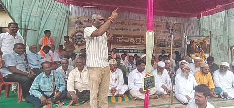 ಬನಹಟ್ಟಿಯಲ್ಲಿ 16ನೇ ದಿನದ ಸರದಿ ಸತ್ಯಾಗ್ರಹದಲ್ಲಿ ಹಿಂದೂ ಸಂಘಟನೆ ಮುಖಂಡ ನಂದು ಗಾಯಕವಾಡ ಮಾತನಾಡಿದರು. ಕಾಡಪ್ಪ ಶೇಗುಣಸಿ, ಮಲ್ಲು ಗಸ್ತಿ, ಕುಮಾರ ಕದಂ, ರವಿ ಪುಂಡೆ, ಪ್ರಕಾಶ ಮಾನೆ ಇತರರಿದ್ದರು.