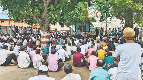 ಬನಹಟ್ಟಿ ಕಾಡಸಿದ್ಧೇಶ್ವರ ದೇವಸ್ಥಾನದ ಆವರಣದಲ್ಲಿ ಜೋಡಣೆದಾರರ ಸಭೆಯಲ್ಲಿ ಸಂಘದ ಅಧ್ಯಕ್ಷ ಪರಮಾನಂದ ಭಾವಿಕಟ್ಟಿ ಮಾತನಾಡಿದರು. ಪ್ರಭು ಕರಲಟ್ಟಿ, ಶಂಕರ ಜಾಲಿಗಿಡದ, ವಿಶ್ವನಾಥ ಕೊಣ್ಣೂರ, ಪ್ರಕಾಶ ಮಹಾಜನ ಇತರರಿದ್ದರು. 