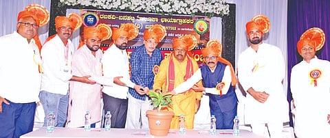 ಬನಹಟ್ಟಿಯ ನೀಲಕಂಠೇಶ್ವರ ಸಮುದಾಯ ಭವನದಲ್ಲಿ ರಬಕವಿ-ಬನಹಟ್ಟಿ ಛಾಯಾಗ್ರಾಹಕರ ಸಂಘದ ಉದ್ಘಾಟನಾ ಸಮಾರಂಭ ಜರುಗಿತು. ಶಂಕರ ಗುರೂಜಿ, ವಿಠ್ಠಲ ಹಿರೇಮಠ, ಜಗದೀಶ ಅಂಬಿಗೇರ, ಹಾಸೀಮಸಾಬ ಜಮಖಂಡಿ ಇದ್ದರು.