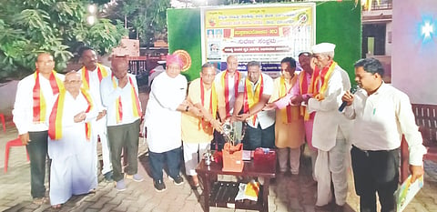 ರಬಕವಿಯ ಬ್ರಹ್ಮಾನಂದ ನಗರದ ವಿಜಯ ಹೂಗಾರ ಅವರ ನಿವಾಸದಲ್ಲಿ ತಾಲೂಕು ಕಸಾಪ ಆಶ್ರಯದಲ್ಲಿ ಜರುಗಿದ ಐವತ್ತನೇ  ತಿಂಗಳ ಪುಸ್ತಕಾವಲೋಕನ ಕಾರ್ಯಕ್ರಮಕ್ಕೆ ಚಾಲನೆ ನೀಡಲಾಯಿತು. ಎಂ.ಎಸ್. ಬದಾಮಿ, ರಾಜೇಶ ನೋಟದ, ಮ.ಕ. ಮೇಗಾಡಿ, ಶಿವಾನಂದ ಶೆಲ್ಲಿಕೇರಿ ಇದ್ದರು.