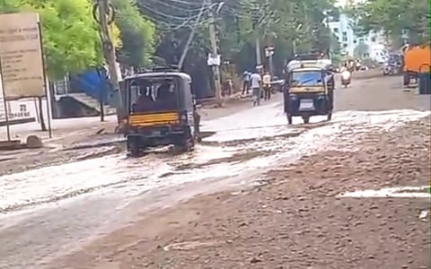  ರಬಕವಿ-ಬನಹಟ್ಟಿ ನಗರಸಭೆ ಮುಂಭಾಗದಲ್ಲಿ ರಸ್ತೆ ಚರಂಡಿಮಯವಾಗಿರುವುದು.