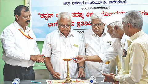 ಬನಹಟ್ಟಿಯ ಗಜಾನನ ಸೊಸೈಟಿಯ ಸಭಾಭವನದಲ್ಲಿ ಸಹಕಾರಿ ಸಂಘಗಳ ಪ್ರತಿನಿಧಿಗಳ ಕಾರ್ಯಾಗಾರವನ್ನು ಶಂಕರ ಜಾಲಿಗಿಡದ ಉದ್ಘಾಟಿಸಿದರು. ಹಾಲಪ್ಪ ಕೋಡಿಹಳ್ಳಿ, ಹರಿಪ್ರಕಾಶ ಬಾಬರಾ, ವೀರಭದ್ರಯ್ಯ ಕತ್ತಿ, ಈರಪ್ಪ ಬರಗಲ್, ಸಂಜೀವ ಬಾಡನವರ ಇತರರಿದ್ದರು.