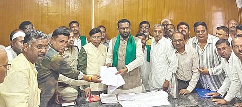 ಬಾಗಲಕೋಟೆ ಜಿಲ್ಲಾ ಉಸ್ತುವಾರಿ ಸಚಿವ ವಿಜಯಾನಂದ ಕಾಶಪ್ಪನವರ ಅವರಿಗೆ ರಬಕವಿ ಸೇರಿ ತಾಲೂಕಿನ ವಿವಿಧ ಗ್ರಾಮಸ್ಥರು ರಬಕವಿಯಲ್ಲಿ ನಿರ್ಮಾಣ ಮಾಡಲು ಸರ್ಕಾರ ನಿರ್ಧರಿಸಿದ ಪ್ರಜಾಸೌಧ ಕಟ್ಟಡದ ಶಂಕುಸ್ಥಾಪನೆ ನೆರವೇರಿಸುವಂತೆ ಒತ್ತಾಯಿಸಿದರು. ರಾಮಣ್ಣ ಹುಲಕುಂದ, ನೀಲಕಂಠ ಮುತ್ತೂರ, ಸಂಜೀವ ಜೋತಾವರ ಇತರರಿದ್ದರು.