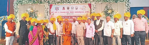  ಬನಹಟ್ಟಿಯ ಭದ್ರಣ್ಣವರ ಕಲ್ಯಾಣಮಂಟಪದಲ್ಲಿ ಜರುಗಿದ ಭಕ್ತಿಯ ಗುರುವಂದನೆ ಕಾರ್ಯಕ್ರಮವನ್ನು ಹಿರೇಮಠದ ಶರಣಬಸವ ಶಿವಾಚಾರ್ಯರು ಉದ್ಘಾಟಿಸಿದರು. ಡಾ. ಡಿ.ಎ. ಬಾಗಲಕೋಟೆ, ಎಚ್.ಆರ್. ಮೆಟಗುಡ್ಡ, ಜಯವಂತ ಕಾಡದೇವರ, ಅಶೋಕ ಪತ್ತಾರ, ಎ.ಸಿ. ಹಳ್ಳಿ, ಸಿದ್ಧರಾಮ ಹಾವಿನಾಳ ಇತರರಿದ್ದರು.