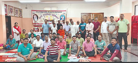 ರಬಕವಿ ಗುರುದೇವ ಬ್ರಹ್ಮಾನಂದ ಆಶ್ರಮದಲ್ಲಿ ಹಮ್ಮಿಕೊಂಡ ಸಿದ್ಧ ಸಮಾದಿ ಶಿಬಿರದಲ್ಲಿ ಆಶ್ರಮದ ಗುರುಸಿದ್ಧೇಶ್ವರ ಶ್ರೀಗಳು. ಯೋಗ ಗುರು ಅರುಣ ತಿಕೋಟಿಕರ ಹಾಗೂ ಶಿಬಿರಾರ್ಥಿಗಳು ಇದ್ದರು.