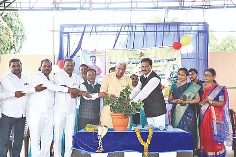 ರಬಕವಿ/ ಬನಹಟ್ಟಿ ತಾಲೂಕಿನ ನಾವಲಗಿ ಗ್ರಾಮದ ಸರ್ಕಾರಿ ಪದವಿ ಪೂರ್ವ ಕಾಲೇಜಿನ ಪ್ರಾಚಾರ್ಯ ಶರತ್ಚಂದ್ರ ಜಂಬಗಿ ಅವರ ಸೇವಾ ನಿವೃತ್ತಿ, ಪ್ರಥಮ ಪಿಯುಸಿ ವಿದ್ಯಾರ್ಥಿಗಳ ಸ್ವಾಗತ ಹಾಗೂ ಎನ್‌ಎಸ್‌ಎಸ್ ಚಟುವಟಿಕೆಗಳ ಉದ್ಘಾಟನಾ ಕಾರ್ಯಕ್ರಮಕ್ಕೆ  ಶಾಸಕ ಸಿದ್ದು ಸವದಿ ಚಾಲನೆ ನೀಡಿದರು. ಬಸವರಾಜ ಗಣಿ, ಗಂಗಪ್ಪ ಅಮ್ಮಲಜೇರಿ, ಗುರು ಮರಡಿಮಠ ಇತರರಿದ್ದರು.