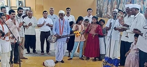 ನಗರಸಭೆ ವ್ಯಾಪ್ತಿಯ ರಾಮಪುರ ನಗರದ ವಿಠ್ಠಲ-ರುಕ್ಮಿಣಿ ದೇವಸ್ಥಾನದ ಆವರಣದಲ್ಲಿ ಸ್ವಕುಳ ಸಾಳಿ ಸಮಾಜದ ವತಿಯಿಂದ ಮಂಗಳವಾರ ಜಿಹ್ವೇಶ್ವರರ ಜನ್ಮೋತ್ಸವ ಅಂಗವಾಗಿ ಧಾರ್ಮಿಕ ಕಾರ್ಯಕ್ರಮ ನಡೆಯಿತು. ಪರಶುರಾಮ ಪಾಗಡೆ, ಮಾರುತಿ ಗಂಥಡೆ ಇತರರಿದ್ದರು.