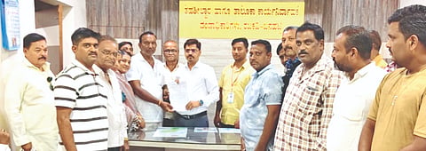 ರಬಕವಿ-ಬನಹಟ್ಟಿ ತಹಸೀಲ್ದಾರರಿಗೆ ಸರ್ವರ್ ಸಮಸ್ಯೆಗಾಗಿ ಪಡಿತರ ಅಂಗಡಿಕಾರರ ಸಂಘದಿಂದ ಮನವಿ ಸಲ್ಲಿಸಲಾಯಿತು. ಸಂಘದ ಜಿಲ್ಲಾಧ್ಯಕ್ಷ ಶೇಖರ ಅಂಗಡಿ, ಸಂಘದ ತಾಲೂಕಾಧ್ಯಕ್ಷ ಗಜು ನಾಗರಾಳ, ಮಹಾದೆವ ಗಿಡದಾನಪ್ಪಗೋಳ, ಹನುಮಂತ ಕುಂದಗೋಳ, ಶಂಕರ ಬಿಳ್ಳೂರ, ರೇಣುಕಾ ಮಡ್ಡಿಮನಿ, ಮಹಾದೇವ ಕಡಬಲ್ಲನವರ ಇತರರಿದ್ದರು.