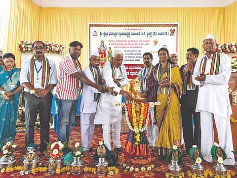 ಬನಹಟ್ಟಿಯ ನೀಲಕಂಠೇಶ್ವರ ಸಮುದಾಯ ಭವನದಲ್ಲಿ ಶ್ರೀ ಕ್ಷೇತ್ರ ಧರ್ಮಸ್ಥಳ ಗ್ರಾಮಾಭಿವೃದ್ಧಿ ಯೋಜನೆ ಆಶ್ರಯದಲ್ಲಿ ಹಮ್ಮಿಕೊಂಡಿದ್ದ ಧಾರ್ಮಿಕ ಸಭೆಗೆ ಶಾಸಕ ಸಿದ್ದು ಸವದಿ ಚಾಲನೆ ನೀಡಿದರು. ಮಲ್ಲಿಕಾರ್ಜುನ ತುಂಗಳ, ಮಹಾದೇವ ಸರಸ್ವತಿ ಸ್ವಾಮಿಜಿ ಇತರರಿದ್ದರು.