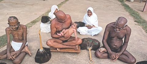 ರಬಕವಿ-ಬನಹಟ್ಟಿಯ ಹಳಿಂಗಳಿ ಭದ್ರಗಿರಿ ಬೆಟ್ಟದಲ್ಲಿ  ಜೈನ ಮುನಿ ಆಚಾರ್ಯ 108 ಕುಲರತ್ನಭೂಷಣ ಮಹಾರಾಜರು ಚಿಕ್ಕ ಮಕ್ಕಳಿಗೆ ಸಂಸ್ಕಾರ ಮಂತ್ರ ಭೋದನೆ ಮಾಡಿದರು. 108 ಸ್ವಭಾವ ಸಾಗರ ಮಹಾರಾಜರು, ಶಾಂತಿಸಾಗರ ಮಹಾರಾಜರು, ಭೂಷಣಮತಿ ಮಾತಾ, ಚಾರಿತ್ರೃಭೂಷಣಮತಿ ಮಾತಾಜಿ ಇದ್ದರು.