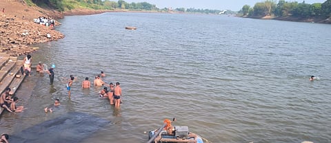 ರಬಕವಿ-ಬನಹಟ್ಟಿ ಸಮೀಪದ ಕೃಷ್ಣಾ ನದಿಯಲ್ಲಿ ಮಕ್ಕಳು ಈಜುತ್ತಿರುವ ದೃಶ್ಯ.