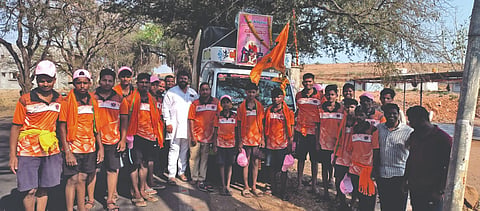 ರಬಕವಿ ಕಂಠಿ ಬಸವೇಶ್ವರ ದೇವಸ್ಥಾನದ ಆವರಣದಲ್ಲಿ ಜ್ಯೋತಿಬಾ ದೇವರಿಗೆ ತೆರಳುವ ಪಾದಯಾತ್ರೆ ಭಕ್ತರಿಗೆ ಅನ್ನಪ್ರಸಾದ ವ್ಯವಸ್ಥೆ ಮಾಡಿ ಪಾದಯಾತ್ರೆಗೆ ಚಾಲನೆ ನೀಡಲಾಯಿತು. ವಿರುಪಾಕ್ಷಯ್ಯ ಮಠದ, ಶ್ರೀಶೈಲ ಜೊತೆಪ್ಪಗೋಳ ಇತರರಿದ್ದರು.