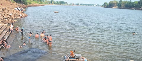  ರಬಕವಿ-ಬನಹಟ್ಟಿ ಸಮೀಪದ ಕಷ್ಣಾ ನದಿಯಲ್ಲಿ ಮಕ್ಕಳು ಈಜುತ್ತಿರುವ ದಶ್ಯ.