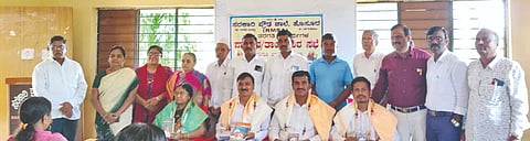  ರಬಕವಿ/ಬನಹಟ್ಟಿ ತಾಲೂಕಿನ ಹೊಸೂರಿನ ಸರ್ಕಾರಿ ಪ್ರೌಢ ಶಾಲೆಯಲ್ಲಿ ಮಂಗಳವಾರ ಆಯೋಜಿಸಿದ್ದ ಪಾಲಕರ ಸಭೆ ಹಾಗೂ ಅಭಿನಂದನಾ ಸಮಾರಂಭದಲ್ಲಿ ಸಾಧಕರನ್ನು ಸನ್ಮಾನಿಸಲಾಯಿತು. ಮಹಾನಂದಾ ಹೊಸಮಠ, ಸಿ.ಪಿ. ಕರಲಟ್ಟಿ, ಮಹಾಲಿಂಗಪ್ಪ ಹುಲಗಬಾಳಿ, ಕಸ್ತೂರಿ ಹುಲಗಬಾಳಿ ಇತರರಿದ್ದರು.