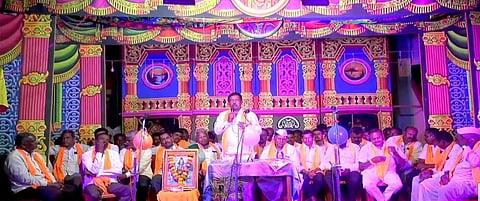  ರಬಕವಿ ಬನಹಟ್ಟಿ ತಾಲೂಕಿನ ನಾವಲಗಿ ಗ್ರಾಮದಲ್ಲಿ ಕಂಬಿ ಮಲ್ಲಯ್ಯನ ಐದೇಶಿ ನಿಮಿತ್ತ ಜರುಗಿದ ನಾಟಕ ಉದ್ಘಾಟನೆ ಸಮಾರಂಭದಲ್ಲಿ ತಾ.ಪಂ. ಮಾಜಿ ಸದಸ್ಯ ಗುರುಪಾದಯ್ಯ ಮರಡಿಮಠ ಮಾತನಾಡಿದರು. ಅಡವಯ್ಯ ಹಿರೇಮಠ, ಹನಮಂತ ಮಗದುಮ್, ಸುಭಾಸ ಕಂಪು ಇತರರಿದ್ದರು.