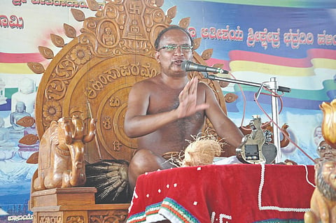 ರಬಕವಿ/ಬನಹಟ್ಟಿ ತಾಲೂಕಿನ ಹಳಿಂಗಳಿ ಭದ್ರಗಿರಿ ಬೆಟ್ಟದದಲ್ಲಿ ಗುರುಪೂರ್ಣಿಮೆ ಅಂಗವಾಗಿ ನಡೆದ ಧಾರ್ಮಿಕ ಕಾರ್ಯಕ್ರಮದಲ್ಲಿ  ಜೈನ ಮುನಿ ಆಚಾರ್ಯ  ಕುಲರತ್ನಭೂಷಣ ಮಹಾರಾಜರು ಆಶೀರ್ವಚನ ನೀಡಿದರು.