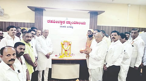 ರಬಕವಿ ಬನಹಟ್ಟಿ ತಹಸೀಲ್ದಾರ್ ಕಚೇರಿಯಲ್ಲಿ ಹಡಪದ ಅಪ್ಪಣ್ಣ ಜಯಂತಿ ಆಚರಿಸಲಾಯಿತು. ಶಾಸಕ ಸಿದ್ದು ಸವದಿ, ತಹಸೀಲ್ದಾರ್ ಗಿರೀಶ ಸ್ವಾದಿ, ಸಂಗಪ್ಪ ಕುಂದಗೋಳ, ಬುದ್ದಪ್ಪ ಕುಂದಗೋಳ, ಸುಭಾಸ ಹಡಪದ, ಗಿರಿಮಲ್ಲಪ್ಪ ನಾವಿ, ಹನಮಂತ ನಾವಿ, ಅಶೋಕ ಹುನ್ನೂರ, ಮಲ್ಲು ನಾವಿ, ಸಿಪಿಐ ರಾಜು ಪಾಟೀಲ ಇತರರಿದ್ದರು.